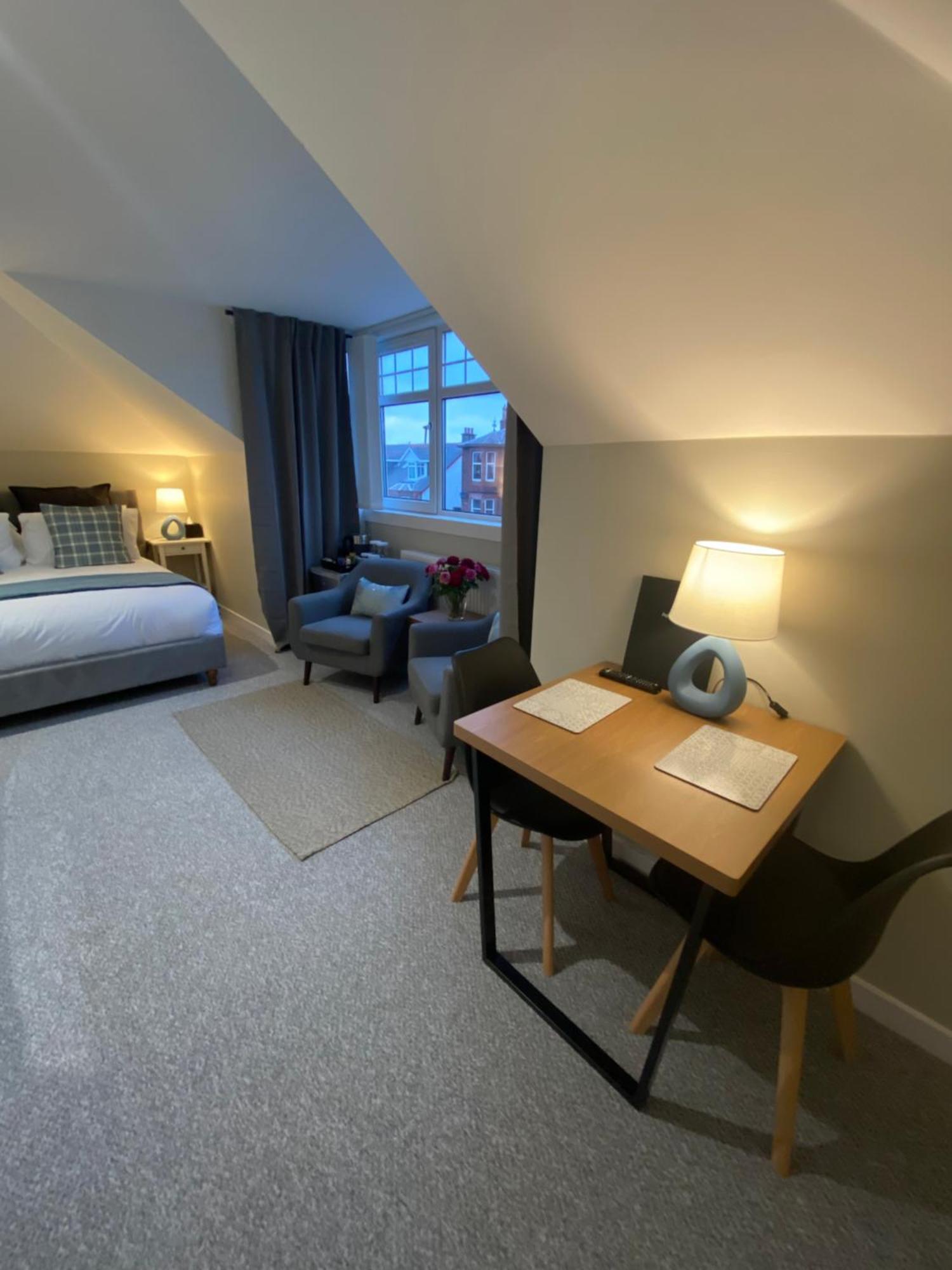 Peacock Guest House Largs Eksteriør billede
